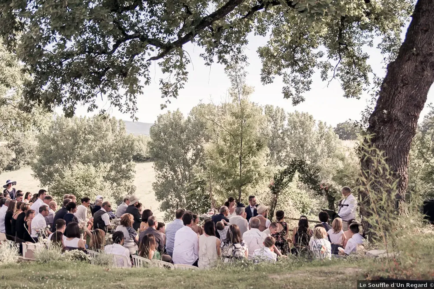 Invités réunis pour une cérémonie laïque dans le parc