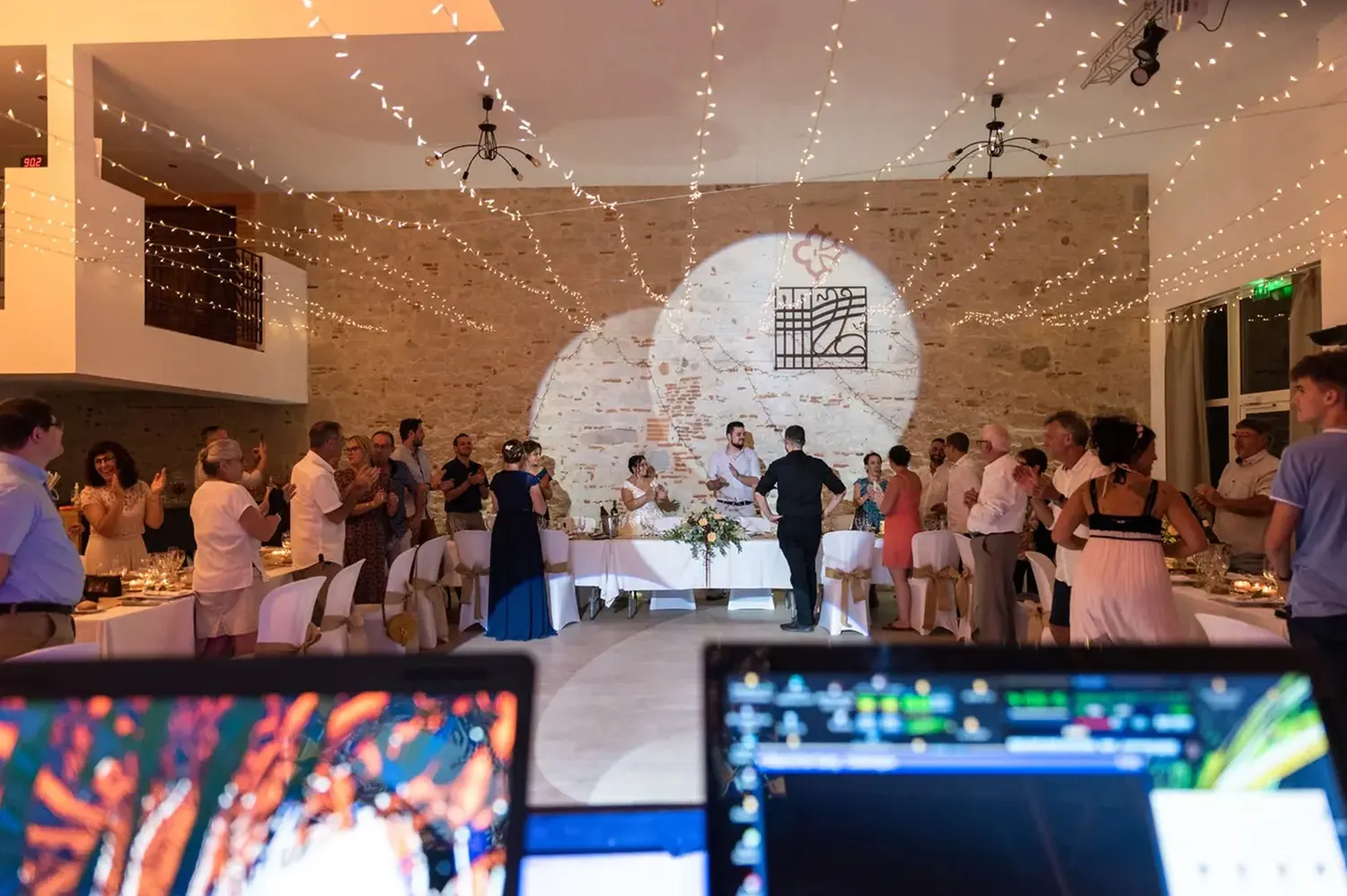 Soirée de mariage avec DJ dans la salle de réception