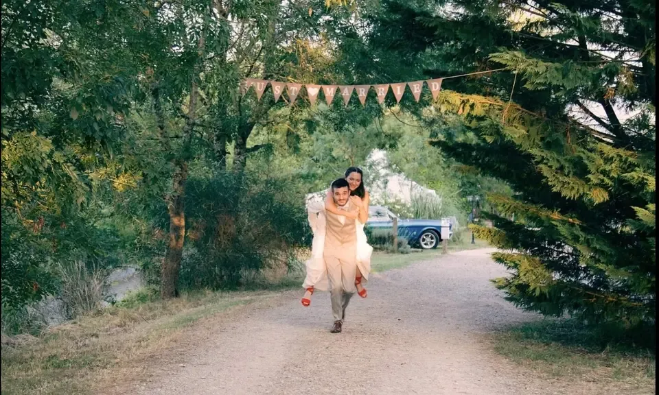 Mariée dans l’allée du Domaine